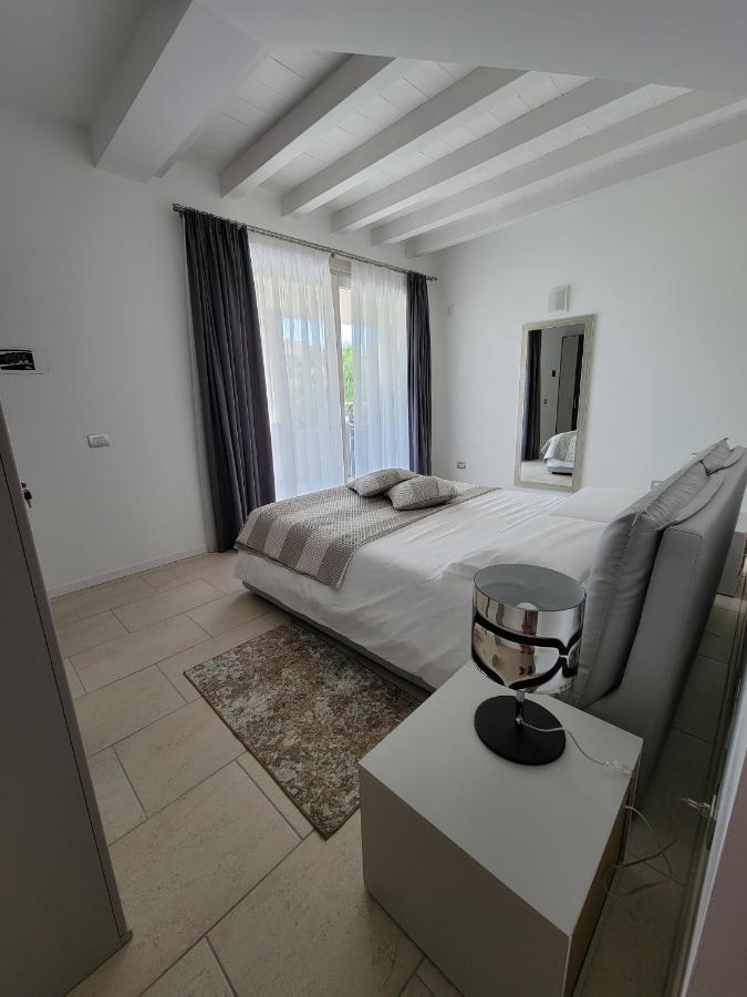 Royal Apartments Garda Сирмионе Екстериор снимка