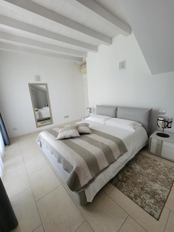 Royal Apartments Garda Сирмионе Екстериор снимка